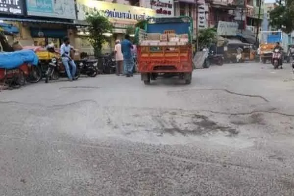 Merchants who repaired the road ..