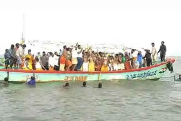 Adipakta Nayanar, the festival of making gold fish for Lord Shiva