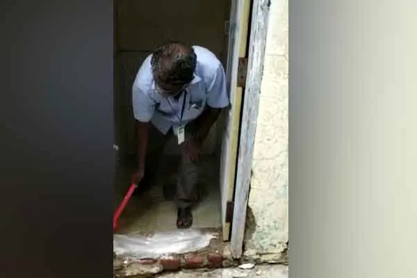 The head Master who cleaned the school toilet in Nagapattinam 
