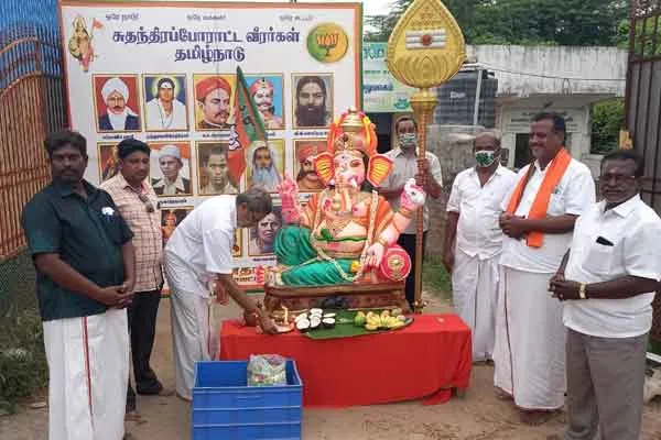 Police seize Ganesha idols in public place
