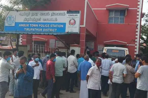 Jewelry shop owners besiege police station ..!