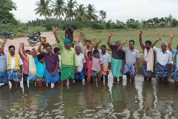 Farmers involved in the struggle by soil cover!