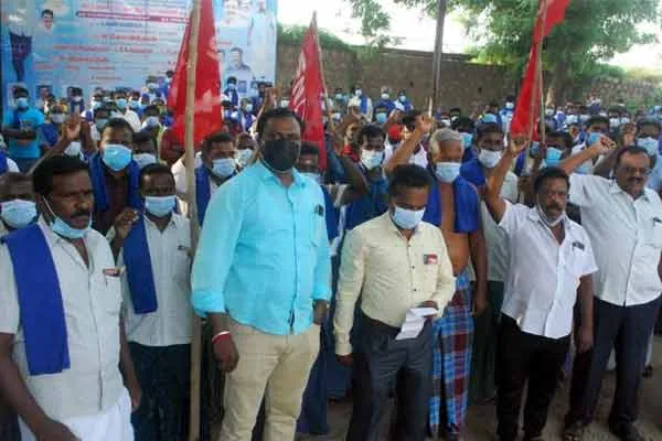 Load workers struggle  at Erode railway station