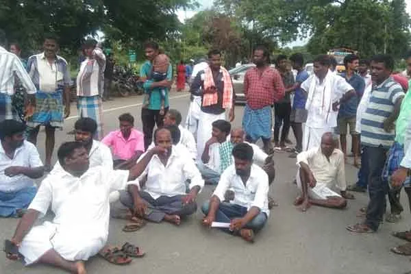 Sudden road blockade by voters! Officials reply that the request is being fulfilled!