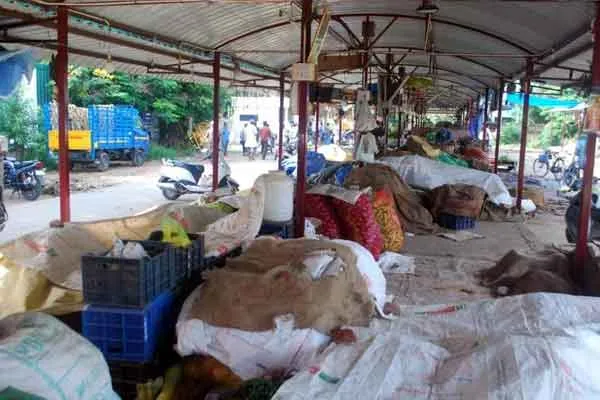 Merchants who are in two categories ..! Netaji Market in Tension!