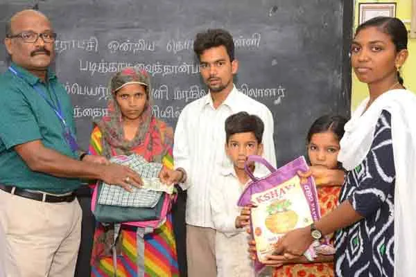 Lessons in Hindi for Northern children in government schools! - Head Teacher 
