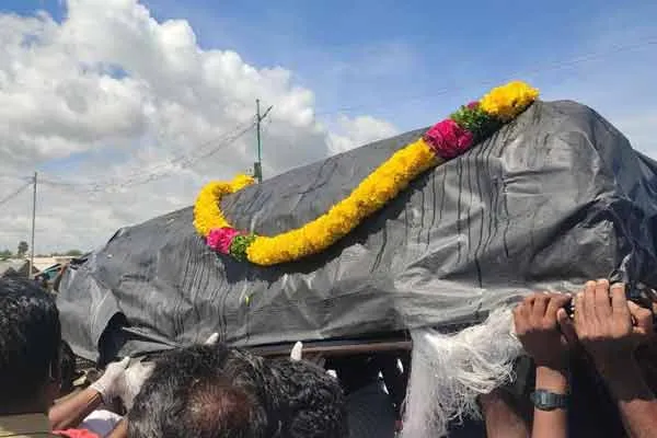 Pudukottai fisherman's body buried Minister  Tribute to in person!