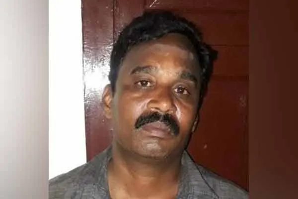 Fake IAS officer caught by police Officer!