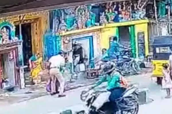 The guard who saved the life of the old lady 