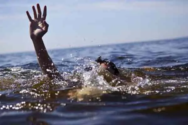 Fishermen who capsized in the sea in the fury of the wave ..