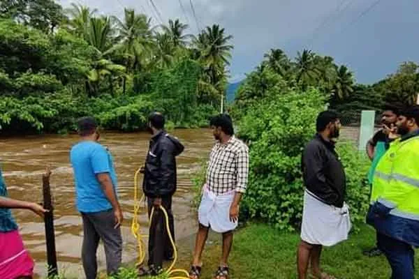 Those who went to work trapped in the wild floods!