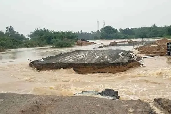 Wild floods ..! Kattumannarkovil - Trichy National Highway cut off