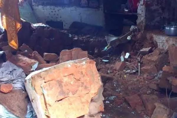 Wall collapse old lady passes away in thiruvarur 