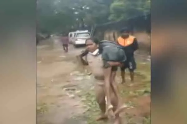 Fainted employee .. female inspector who ran carrying on the shoulder!