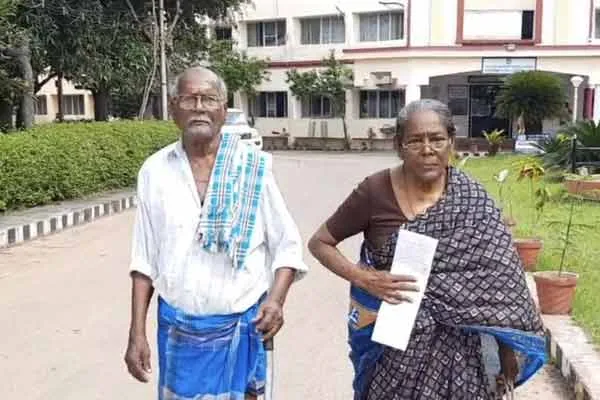 Old couple came to District commissioner offer to compliant about children 