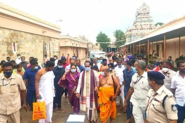 MP Chief Minister who worshiped at Trichy Srirangam temple.!