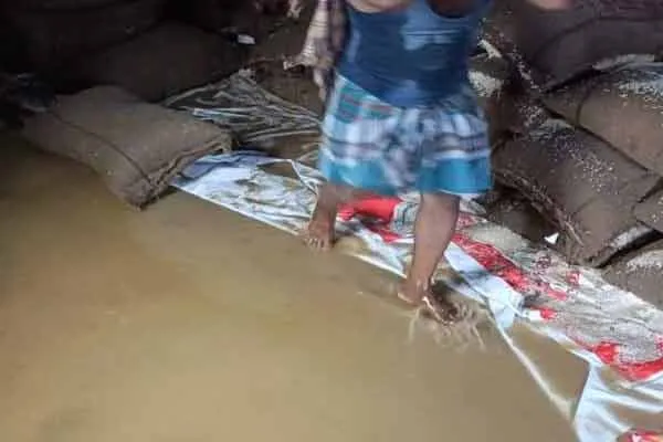 Flood water entering ration shop! 7 tons of waste rice!