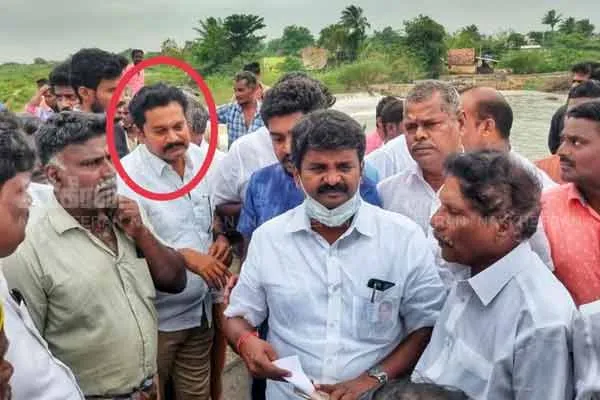AMMK Memeber who hit ADMK IT wing executive!