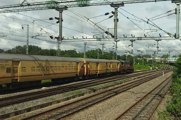 Cracks in the rails! Train crashes near Trichy