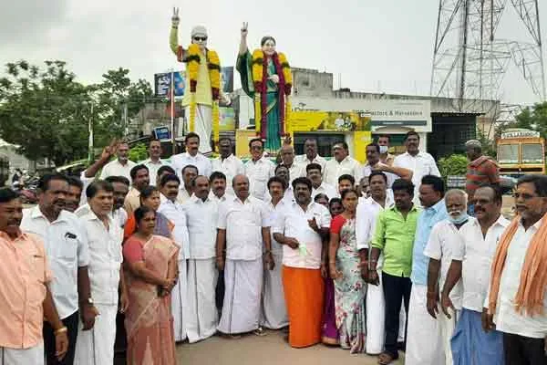 Shoes thrown at Edappadi Palanisamy's car ... MLA Pandian Demonstration!
