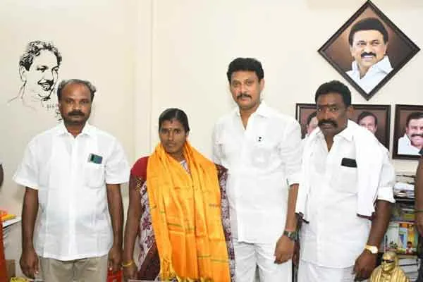 ADMK councilor joins DMK