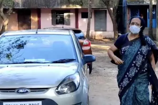 The head teacher who tried to escape with the students' laptops! Folding parents!