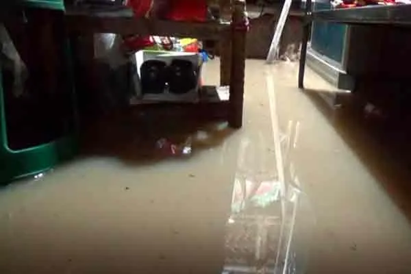 Thiruvarur People suffering from rainwater surrounding houses