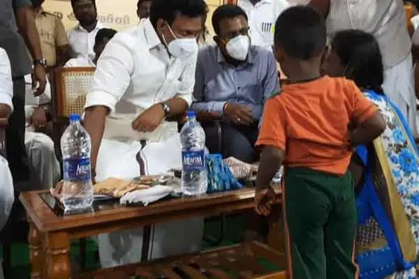 Minister Anbil Mahesh Poyyamozhi who order to Tanjore district collector to help woman 