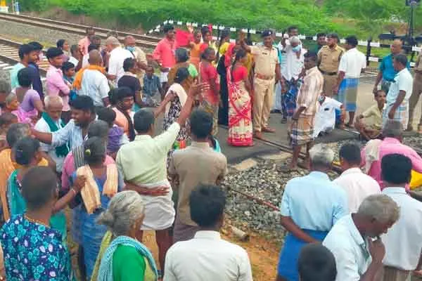 People who block the special train that went to the General Manager of Southern Railway!
