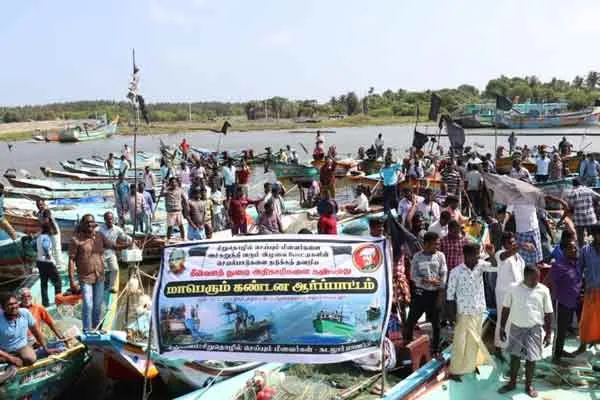 fishermen Black flag  on boats demanding to stop the illegal fishing of key boat fishermen!