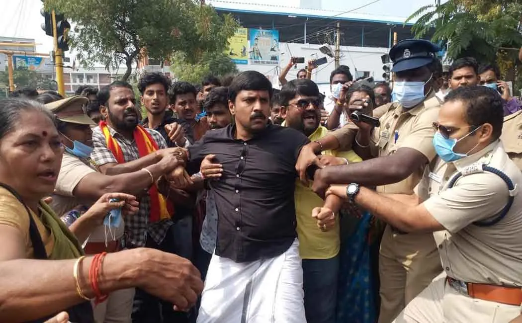 Schoolgirl case Demonstration demanding the arrest of the culprit!