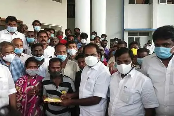 Minister meyyanathan met Ammasamuthiram kid and handed over one Lakh 
