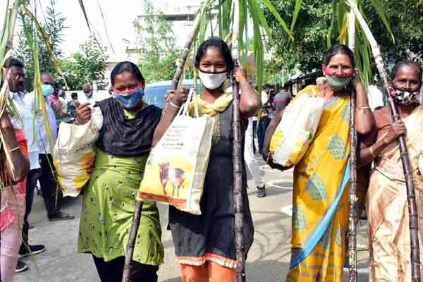 Pongal items, Vetti, Saree ..! - People who happily bought