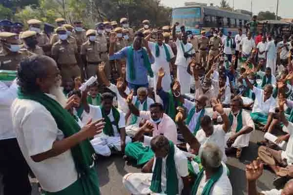 Farmers road blockade led by Ayyakkannu!