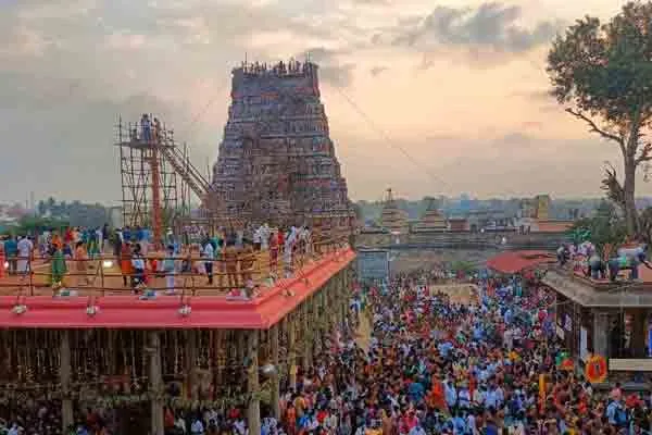 19 pound jewelery stolen from temple crowd 