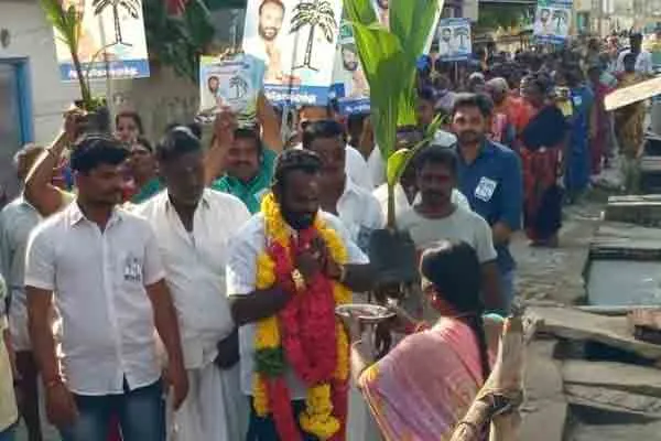 Independents collecting votes 