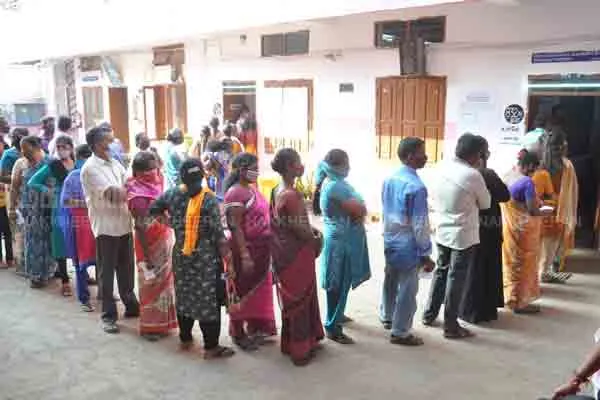 Condemned guard! The youth who did  immoral activity polling booth!