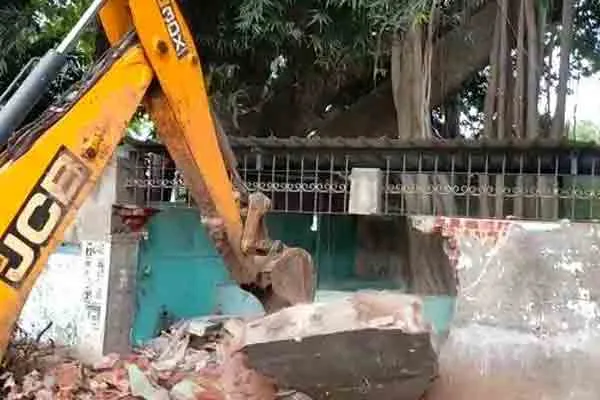 DMK city council chairman demolished the Disruptive wall