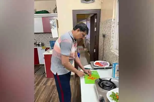 Senior IAS officer cooked for wife on Women's Day.  Video goes viral!