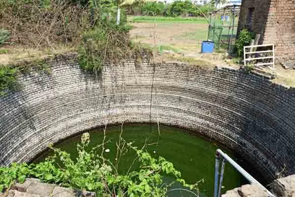 Chased police! The young man who jumped into the well!