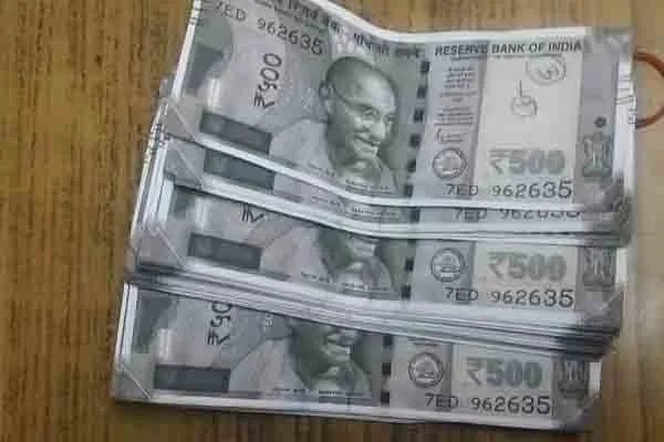 Counterfeit note gang caught by water bottle!