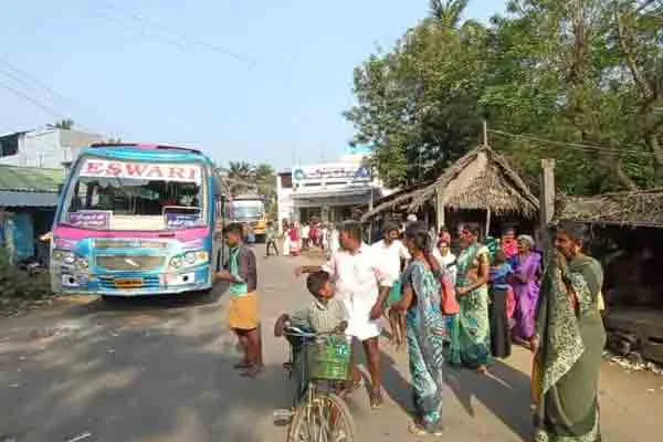 Drunkards breaking private bus windows; The civilians who ran away