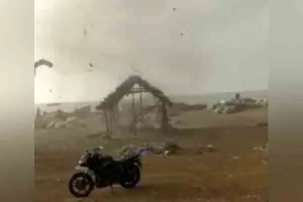 Whirling wind; Fishermen who ran for their lives!