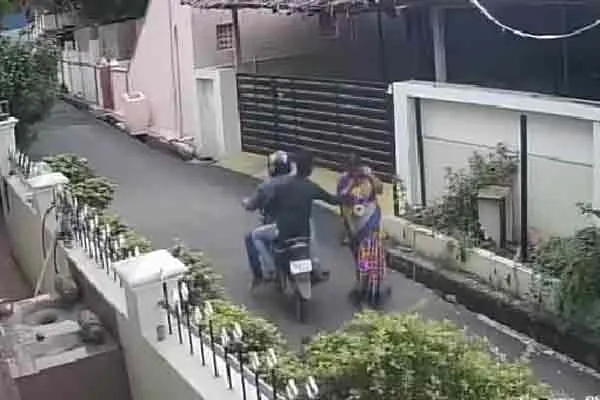 Jewelry flush with a woman who was walking alone ... CCTV Views released ..!