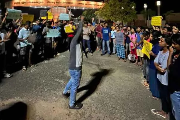 Thiruvarur Central University students struggle at midnight!