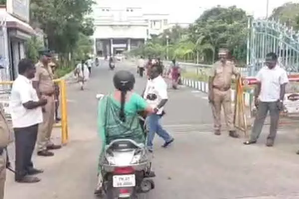 Refusal to go into the Collector's Office! Two-wheeler drivers suffer!