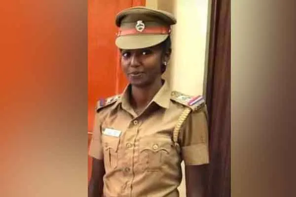 Female SI who bravely faces anything ..! The person stabbed   revenge!