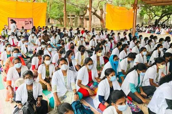 Students' series of struggles! Medical College Announcing Holidays!