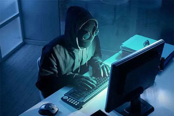 The woman who gave Rs. 5 lakhs  for  Rs. 8 thousand an item ! Police looking for mysterious gang!
