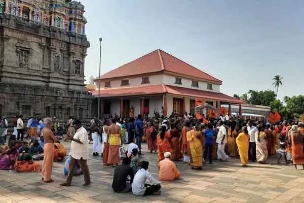 Dixits disturbing the singing of Thevaram in Kanakasabai!